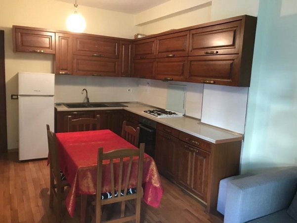 Tirane, jepet me qera apartament 1+1+Ballkon Kati 3, 70 m² 350 € (Fresk)
