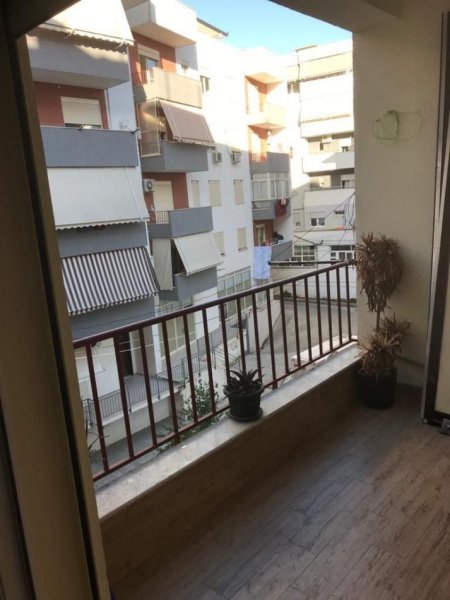 Tirane, jepet me qera apartament 1+1+Ballkon Kati 3, 70 m² 350 € (Fresk)