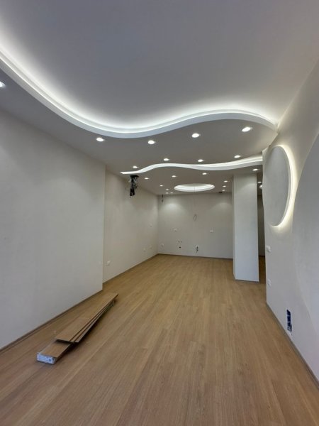 Tirane, jepet me qera zyre , 100 m² 1.000 € (Kompleksi Kika 2, Komuna e Parisit)