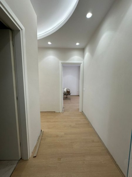 Tirane, jepet me qera zyre , 100 m² 1.000 € (Kompleksi Kika 2, Komuna e Parisit)