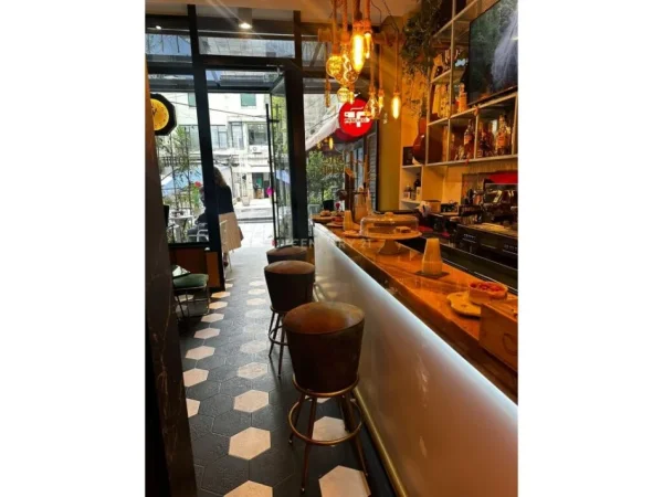 Tirane, jepet me qera bar-kafe Kati 1, 100 m² 750 € (Ish ekspozita Shqipria Sot)