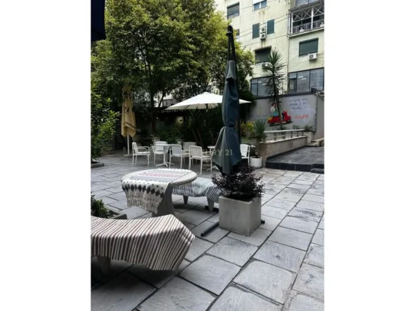 Tirane, jepet me qera bar-kafe Kati 1, 100 m² 750 € (Ish ekspozita Shqipria Sot)