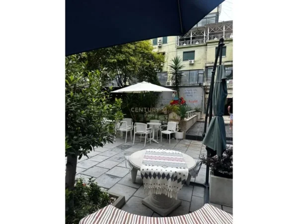 Tirane, jepet me qera bar-kafe Kati 1, 100 m² 750 € (Ish ekspozita Shqipria Sot)