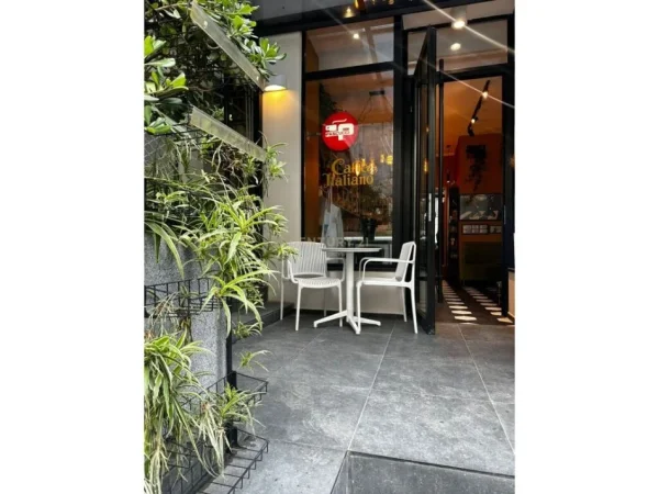 Tirane, jepet me qera bar-kafe Kati 1, 100 m² 750 € (Ish ekspozita Shqipria Sot)