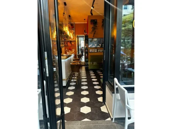 Tirane, jepet me qera bar-kafe Kati 1, 100 m² 750 € (Ish ekspozita Shqipria Sot)