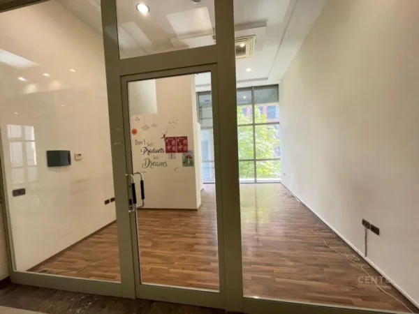 Tirane, jepet me qera ambjent biznesi Kati 1, 27 m² 300 € (Rr e Barrikadave)
