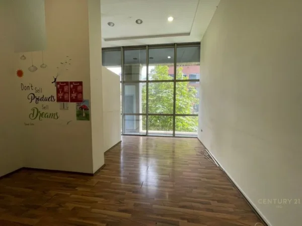 Tirane, jepet me qera ambjent biznesi Kati 1, 27 m² 300 € (Rr e Barrikadave)
