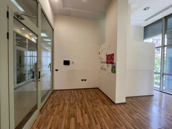 Tirane, jepet me qera ambjent biznesi Kati 1, 27 m² 300 € (Rr e Barrikadave)