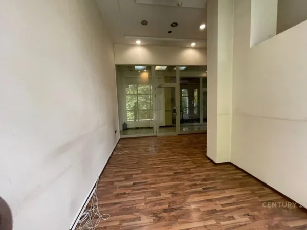 Tirane, jepet me qera ambjent biznesi Kati 1, 27 m² 300 € (Rr e Barrikadave)