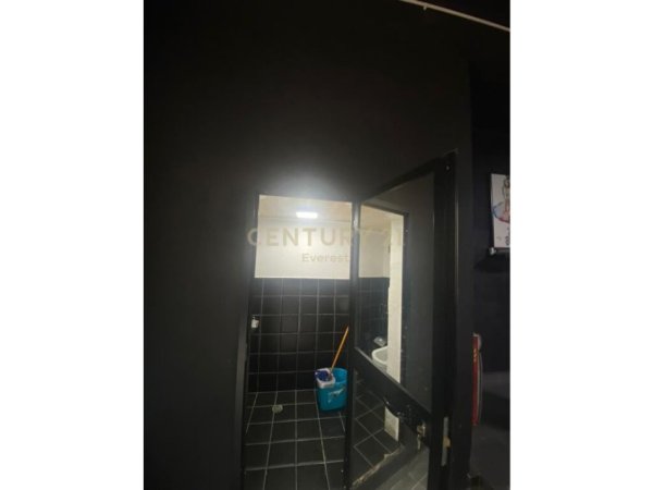 Tirane, jepet me qera ambjent biznesi Kati 0, 64 m² 400 € (Siri Kodra)