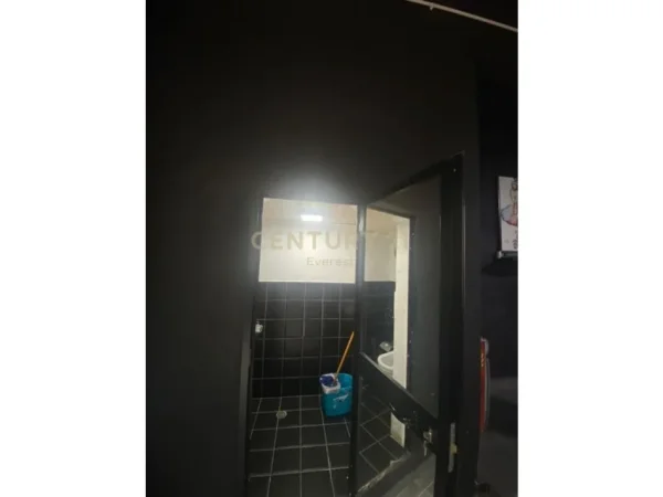 Tirane, jepet me qera ambjent biznesi Kati 0, 64 m² 400 € (Siri Kodra)