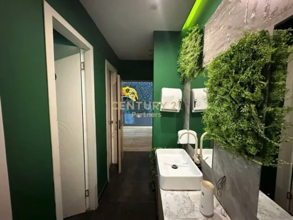 Tirane, jepet me qera ambjent biznesi , 59 m² 700 € (Ish Parku i Autobuzave)