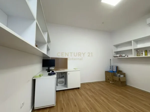 Tirane, jepet me qera ambjent biznesi Kati 0, 215 m² 2.000 € (Blloku)