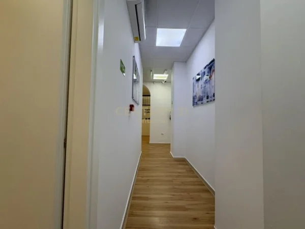 Tirane, jepet me qera ambjent biznesi Kati 0, 215 m² 2.000 € (Blloku)