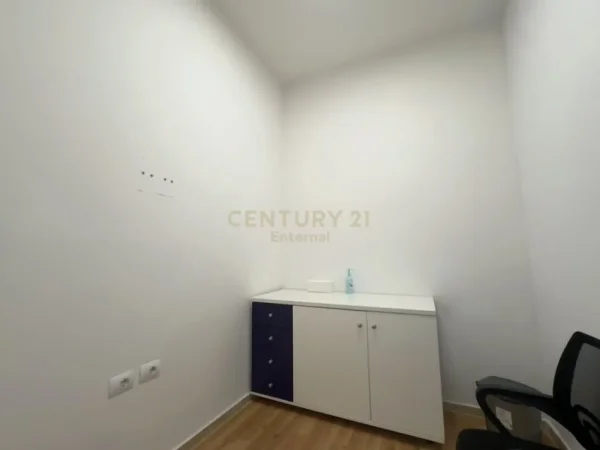 Tirane, jepet me qera ambjent biznesi Kati 0, 215 m² 2.000 € (Blloku)