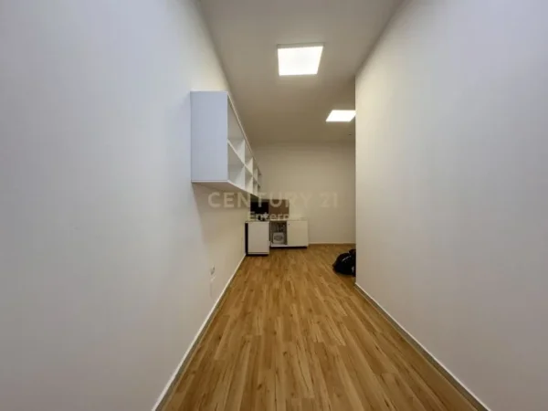 Tirane, jepet me qera ambjent biznesi Kati 0, 215 m² 2.000 € (Blloku)
