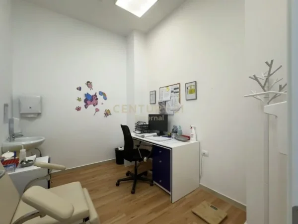 Tirane, jepet me qera ambjent biznesi Kati 0, 215 m² 2.000 € (Blloku)