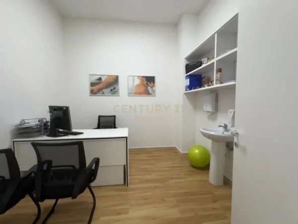 Tirane, jepet me qera ambjent biznesi Kati 0, 215 m² 2.000 € (Blloku)
