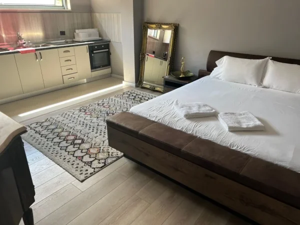 Tirane, shitet Vile 3 Katshe , 5.000 m² 1.000.000 € (Prane Kalase Se Petreles)