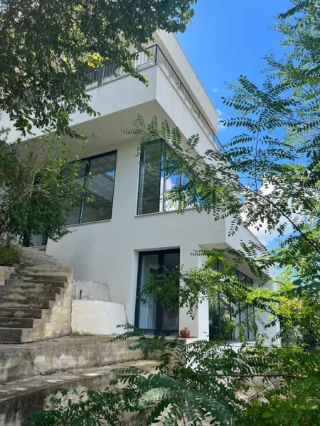 Tirane, shitet Vile 3 Katshe , 5.000 m² 1.000.000 € (Prane Kalase Se Petreles)