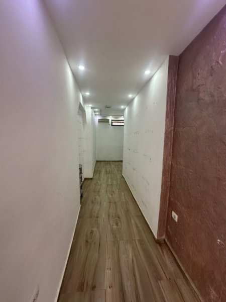 Tirane, jepet me qera dyqan Kati 0, 32 m² 850 € (Rruga Muhamet Gjollesha)