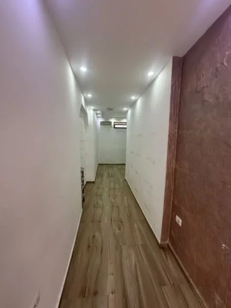 Tirane, jepet me qera dyqan Kati 0, 32 m² 850 € (Rruga Muhamet Gjollesha)