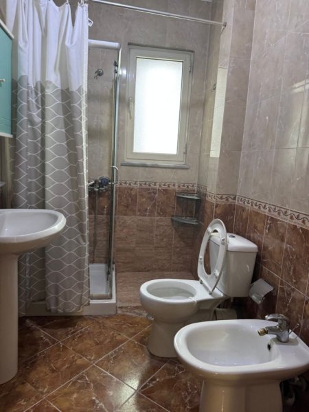 Tirane, jepet me qera apartament 2+1+Ballkon Kati 8, 110 m² 650 € (Rruga e kavajes , rruga sali butka , prapa square 21)