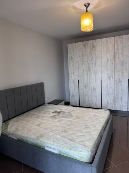 Tirane, jepet me qera apartament 2+1+Ballkon Kati 8, 110 m² 650 € (Rruga e kavajes , rruga sali butka , prapa square 21)