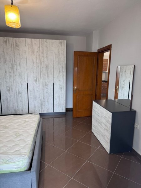 Tirane, jepet me qera apartament 2+1+Ballkon Kati 8, 110 m² 650 € (Rruga e kavajes , rruga sali butka , prapa square 21)