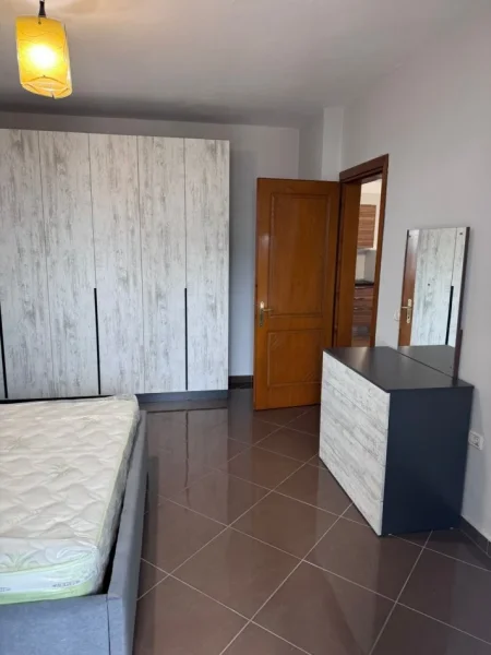 Tirane, jepet me qera apartament 2+1+Ballkon Kati 8, 110 m² 650 € (Rruga e kavajes , rruga sali butka , prapa square 21)