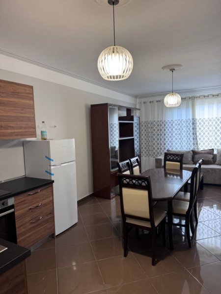 Tirane, jepet me qera apartament 2+1+Ballkon Kati 8, 110 m² 650 € (Rruga e kavajes , rruga sali butka , prapa square 21)
