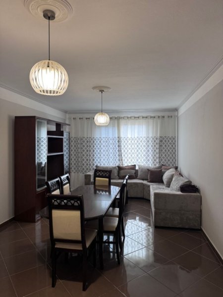 Tirane, jepet me qera apartament 2+1+Ballkon Kati 8, 110 m² 650 € (Rruga e kavajes , rruga sali butka , prapa square 21)