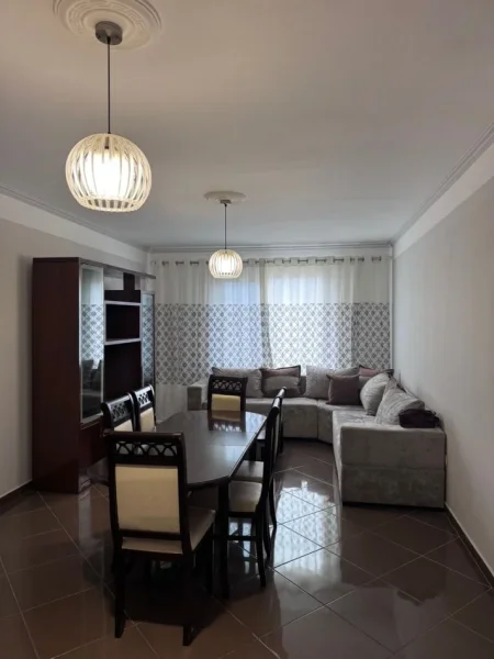 Tirane, jepet me qera apartament 2+1+Ballkon Kati 8, 110 m² 650 € (Rruga e kavajes , rruga sali butka , prapa square 21)