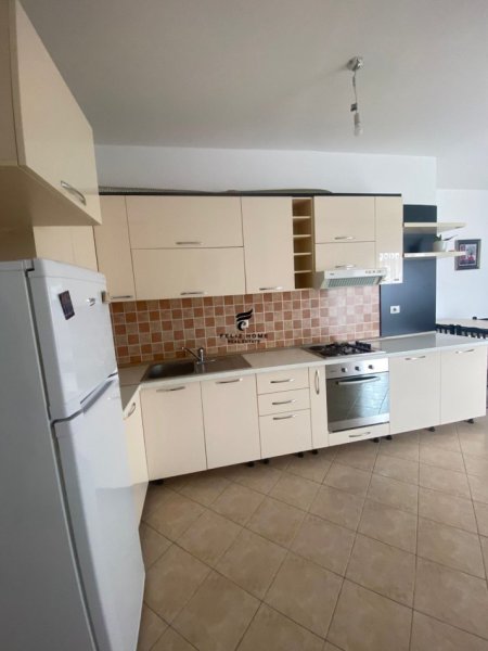 Tirane, jepet me qera apartament 2+1+Ballkon Kati 6, 100 m² 600 € (QENDRA)