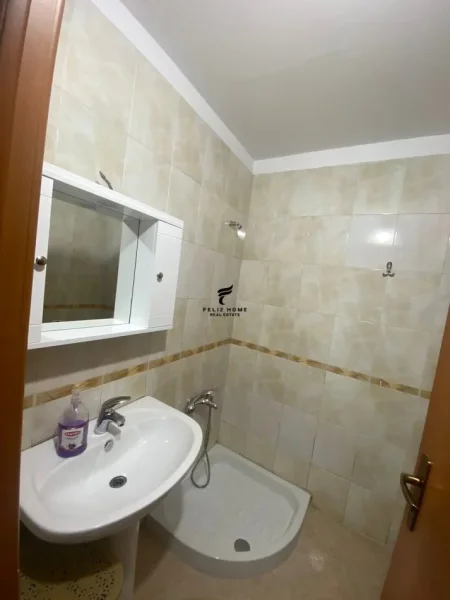 Tirane, jepet me qera apartament 2+1+Ballkon Kati 6, 100 m² 600 € (QENDRA)