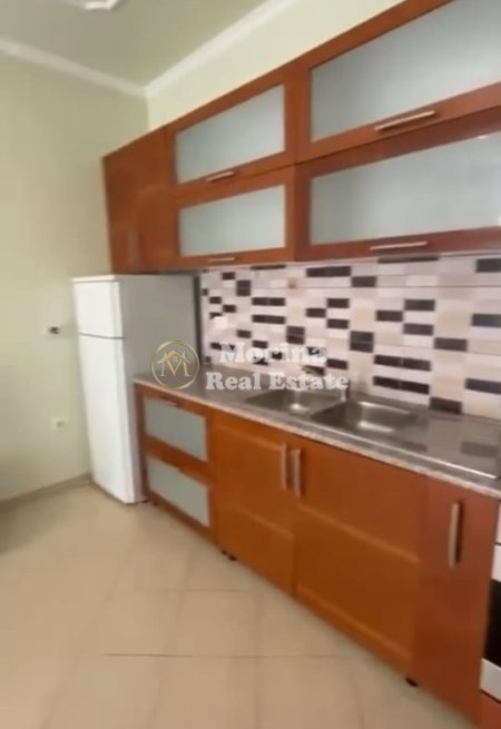 Tirane, jepet me qera apartament 1+1 Kati 5, 70 m² 600 € (Komuna Parisit)