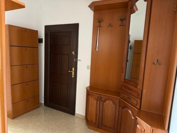 Tirane, jepet me qera apartament 3+1+Aneks+Ballkon Kati 4, 150 m² 600 € (Rruga Bardhyl)