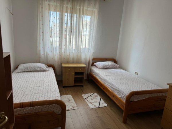 Tirane, jepet me qera apartament 3+1+Aneks+Ballkon Kati 4, 150 m² 600 € (Rruga Bardhyl)