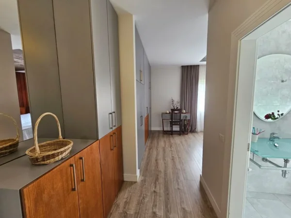 jepet me qera Vile 3 Katshe , 4 m² 5.000 € (Liqeni i Thate)