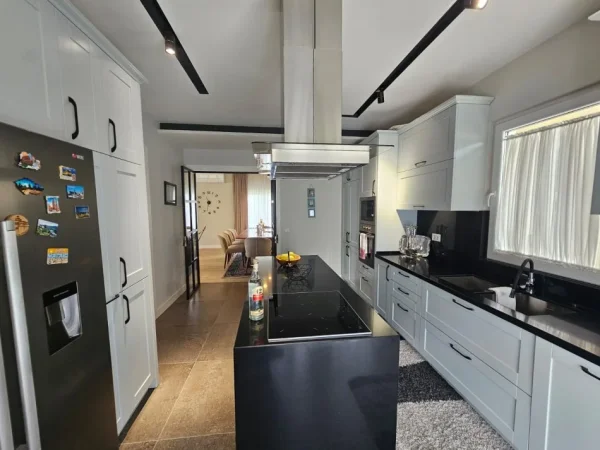 jepet me qera Vile 3 Katshe , 4 m² 5.000 € (Liqeni i Thate)