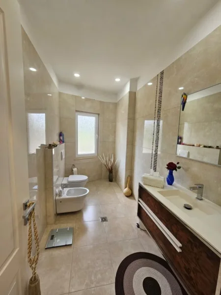 jepet me qera Vile 3 Katshe , 4 m² 5.000 € (Liqeni i Thate)
