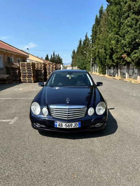 Tirane, shes makine Mercedes Benz E-200 Nafte, blu automatik Klima 200.000 km 5.600 €