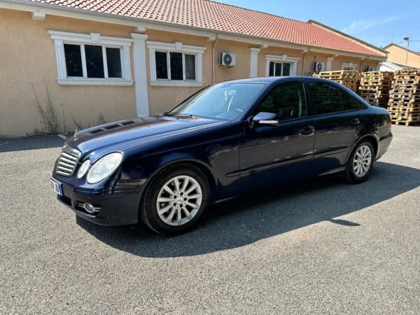 Tirane, shes makine Mercedes Benz E-200 Nafte, blu automatik Klima 200.000 km 5.600 €