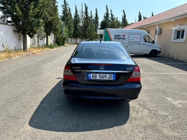 Tirane, shes makine Mercedes Benz E-200 Nafte, blu automatik Klima 200.000 km 5.600 €
