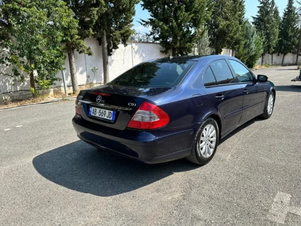 Tirane, shes makine Mercedes Benz E-200 Nafte, blu automatik Klima 200.000 km 5.600 €