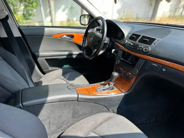 Tirane, shes makine Mercedes Benz E-200 Nafte, blu automatik Klima 200.000 km 5.600 €