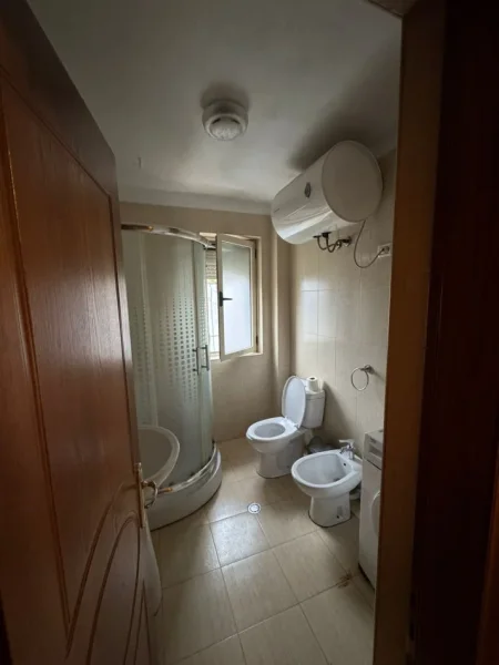 Tirane, jepet me qera apartament 2+1+Ballkon Kati 2, 85 m² 550 € (Myslym shyr , te tregu cam)