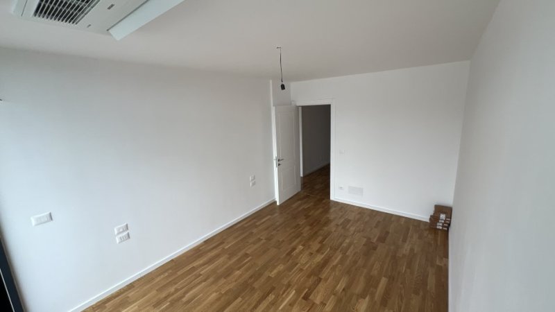 Tirane, jepet me qera zyre Kati 7, 137 m² 1.500 € (rruga e kosovareve , liqeni artificial , lake view)