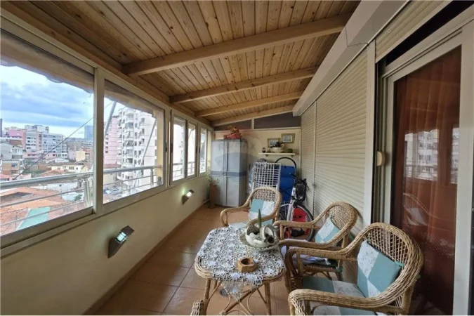 Tirane, jepet me qera apartament 2+1 Kati 6, 120 m² 900 € (Apartament 2+1 per qira tek Rruga e Barrikades !)