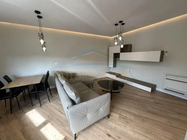 Tirane, jepet me qera apartament 1+1+Aneks+Ballkon Kati 7, 64 m² 450 € (Unaza e Re)